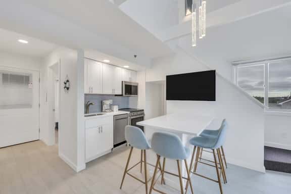 Unit 2021: 1-Bedroom with Loft | 2nd Floor-Bay View | Court Side - Image 1
