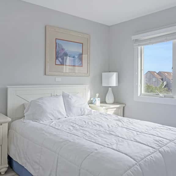 Unit 2024: 1-Bedroom with Loft | 2nd Floor-Bay View | Court Side - Image 1